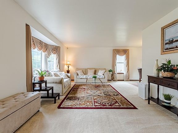 5th image of 1048 Woodlake Dr