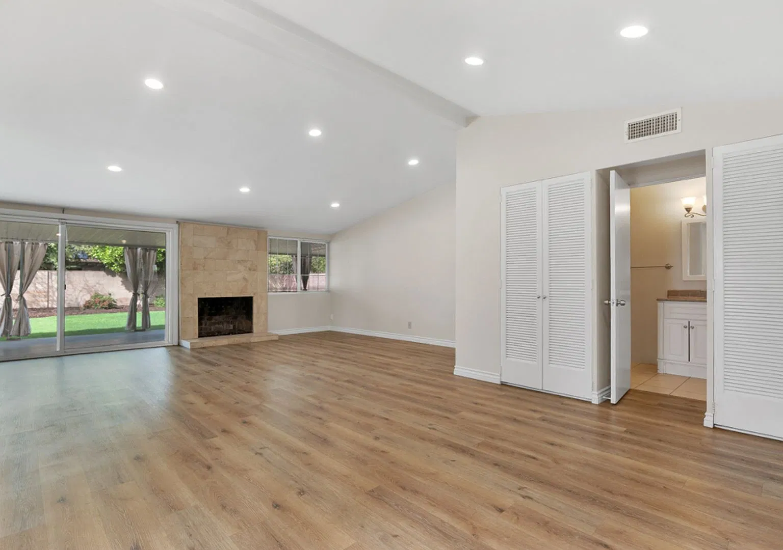 Beautiful home located in the heart of Winnetka — Photo 2