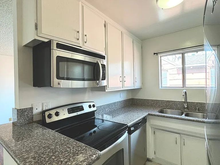 2106 S Bentley Ave — Photo 8