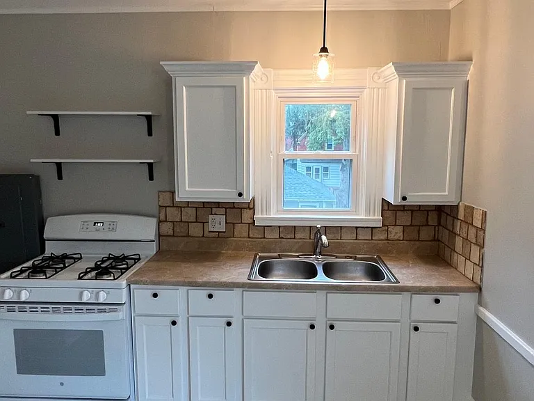 613 Hawthorne St NE — Photo 5
