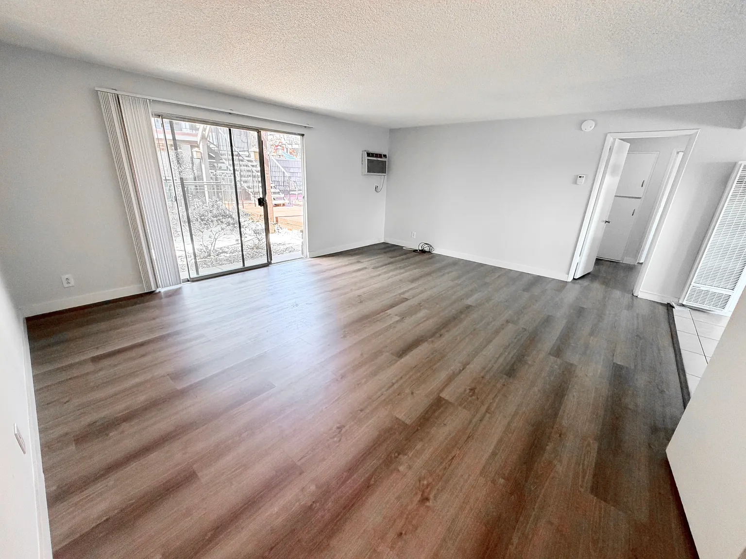 2 bed, 1.0 bath, 950 sqft, $2,420 — Photo 2