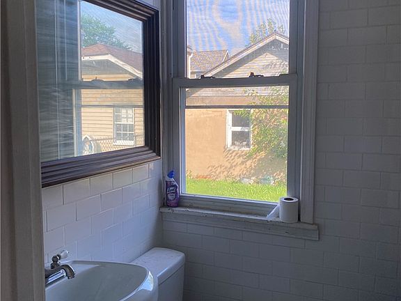 5th image of 614 Howard St