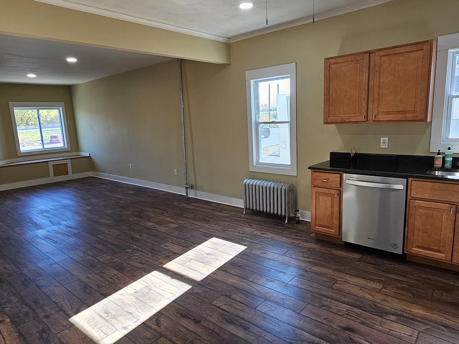 2 bed, 1029 sqft, $1,900 — Photo 2