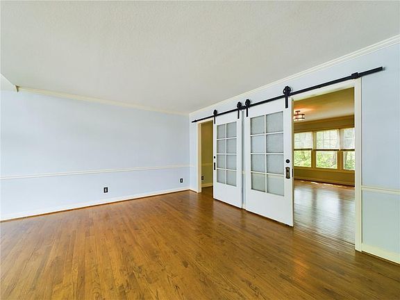 4th image of 530 Edgewood Dr