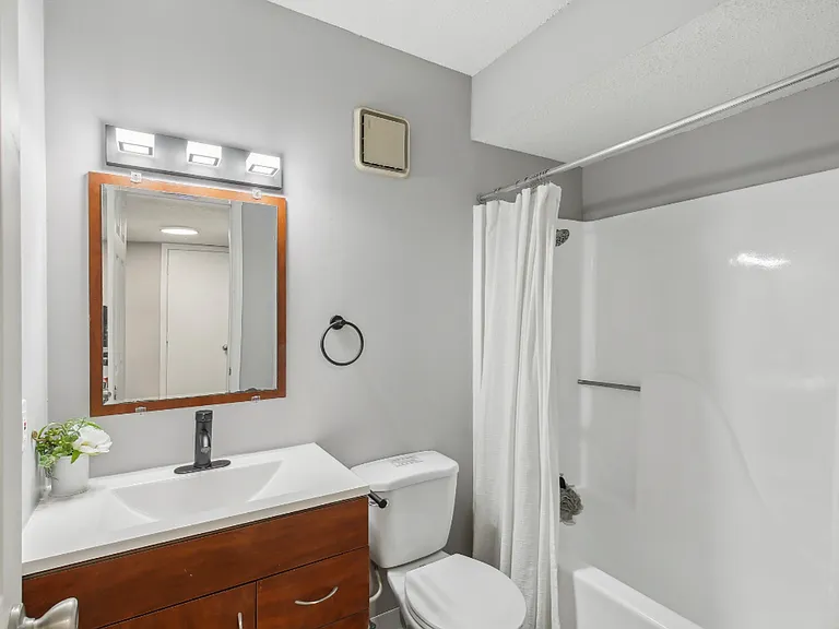 University Villa Apartments — Photo 14