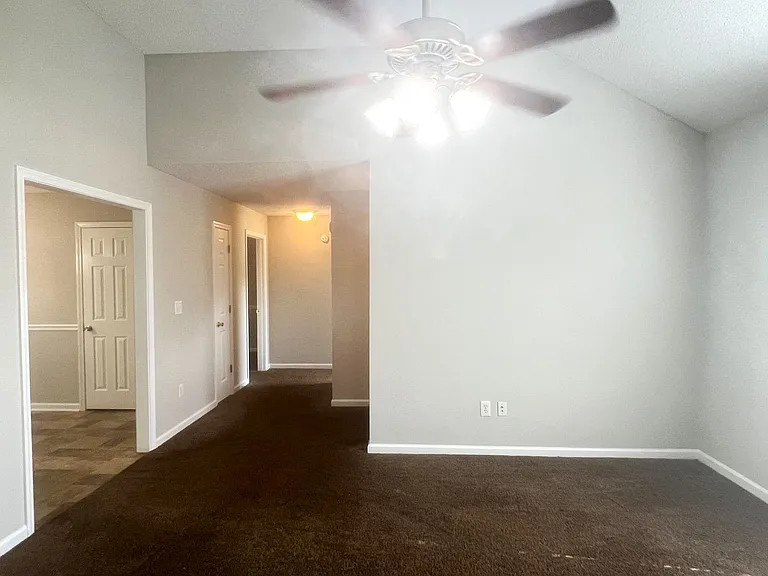 103 Reese Dr — Photo 2