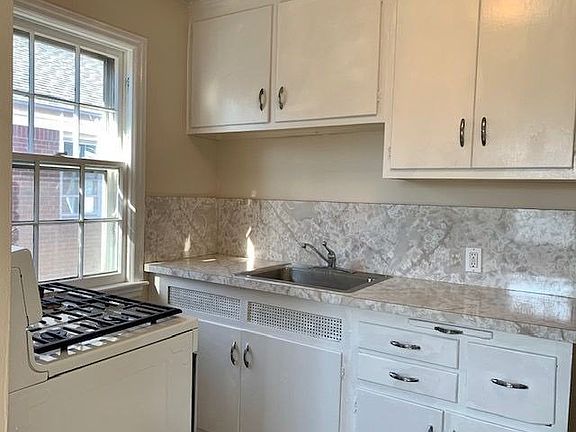 4th image of 94 Iris Ave #2