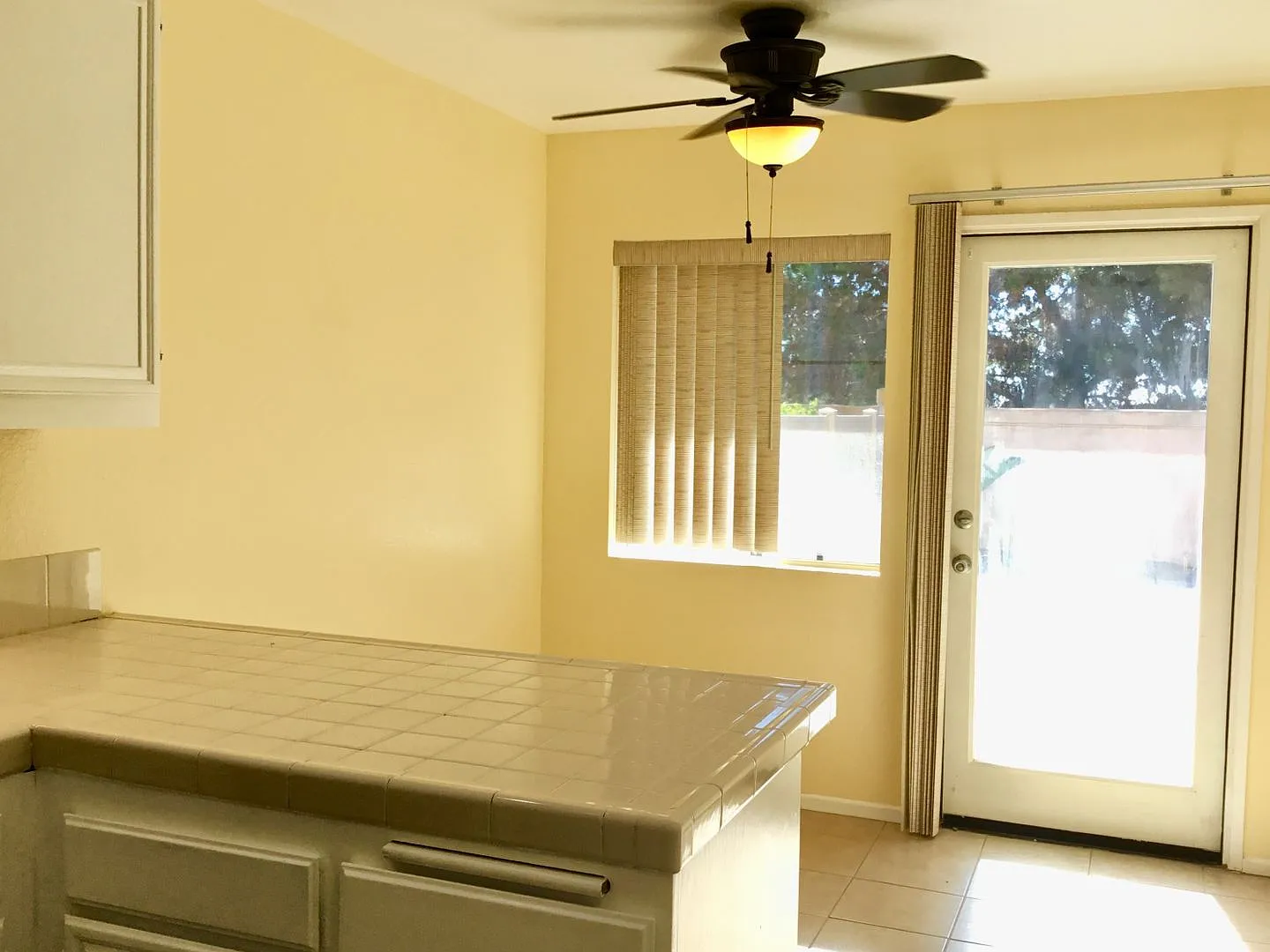 Spacious Eastlake Townhome with Loft, Private Backyard & 2-Car Garage — Photo 2
