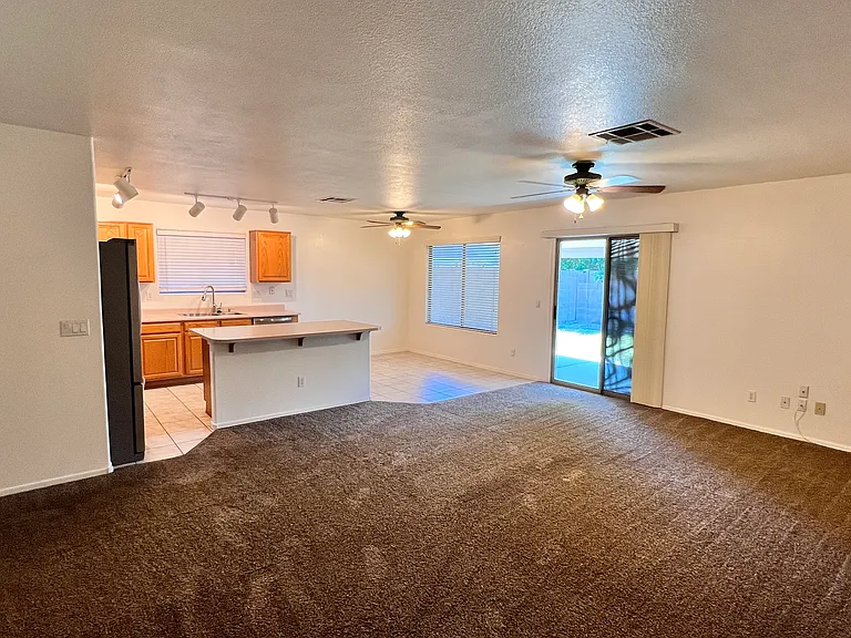 3041 W Horsham Dr — Photo 4