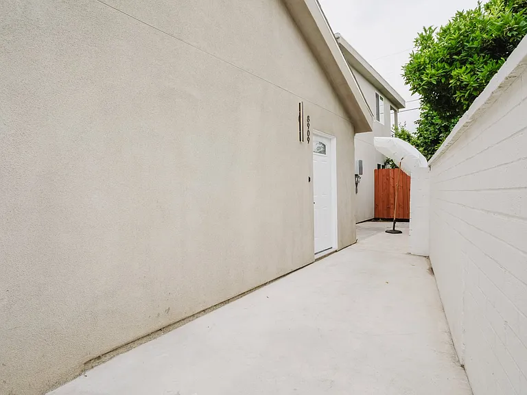 8909 Wakefield Ave — Photo 14