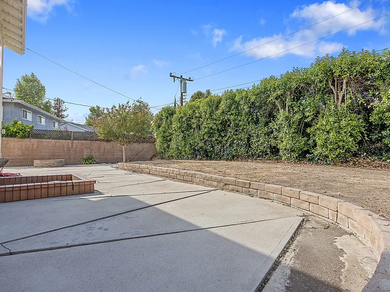 2087 Rhoda St — Photo 14