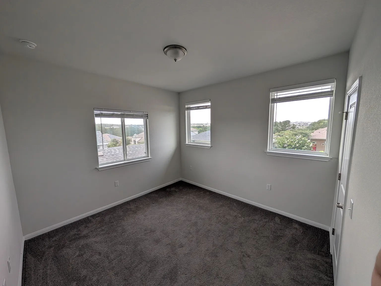 2 bed, 2.5 bath, 2126 sqft, $700 — Photo 2