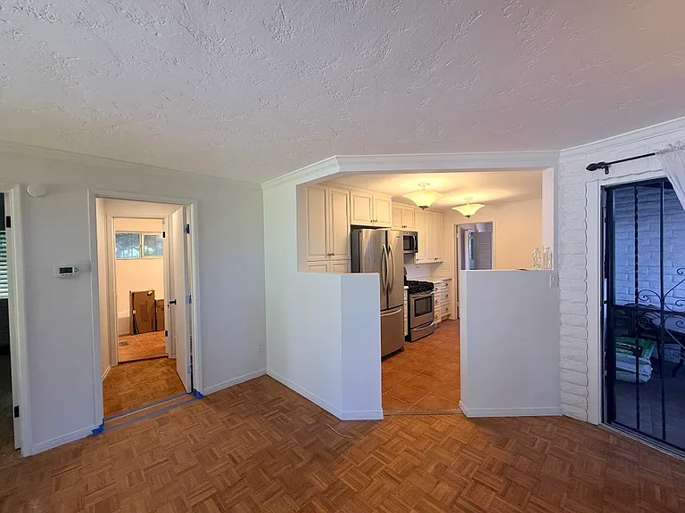 525 Midway St — Photo 2