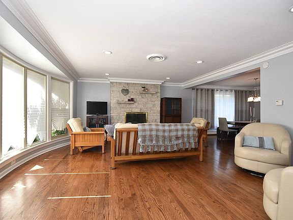 4th image of 9232 Kedvale Ave