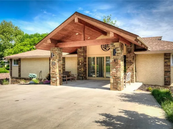 1003 NW South Shore Dr, Lake Waukomis, MO 64151