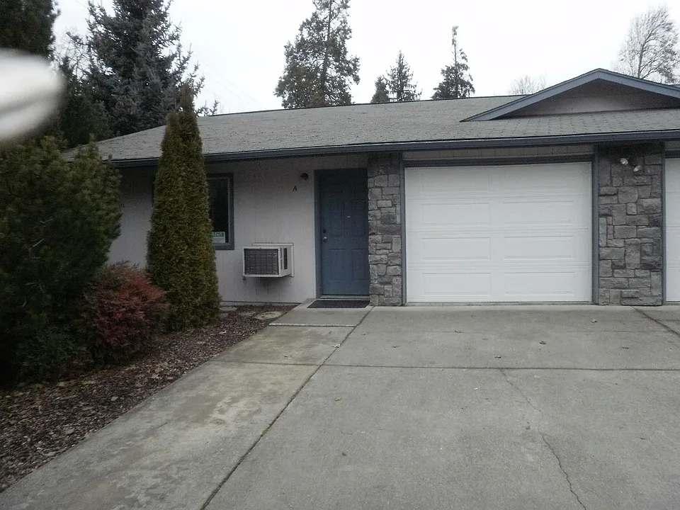 101 NW 3rd St - Rogue River