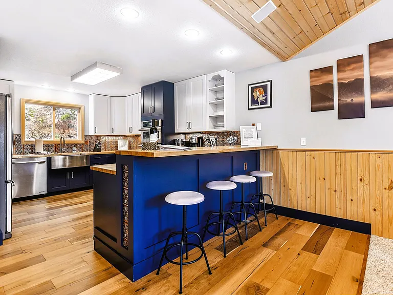Kitchen bar with seating for 4
