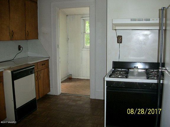 3rd image of 1010 N Nottawa St
