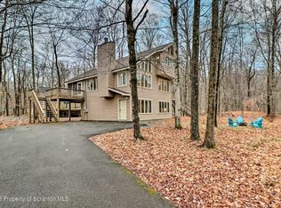 13 Lyman Ln, Gouldsboro, PA 18424