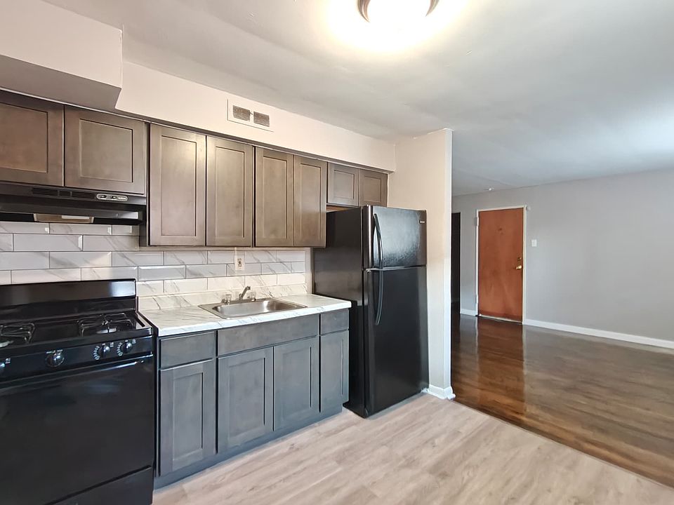 1st image of 7108 Oxford Ave #4