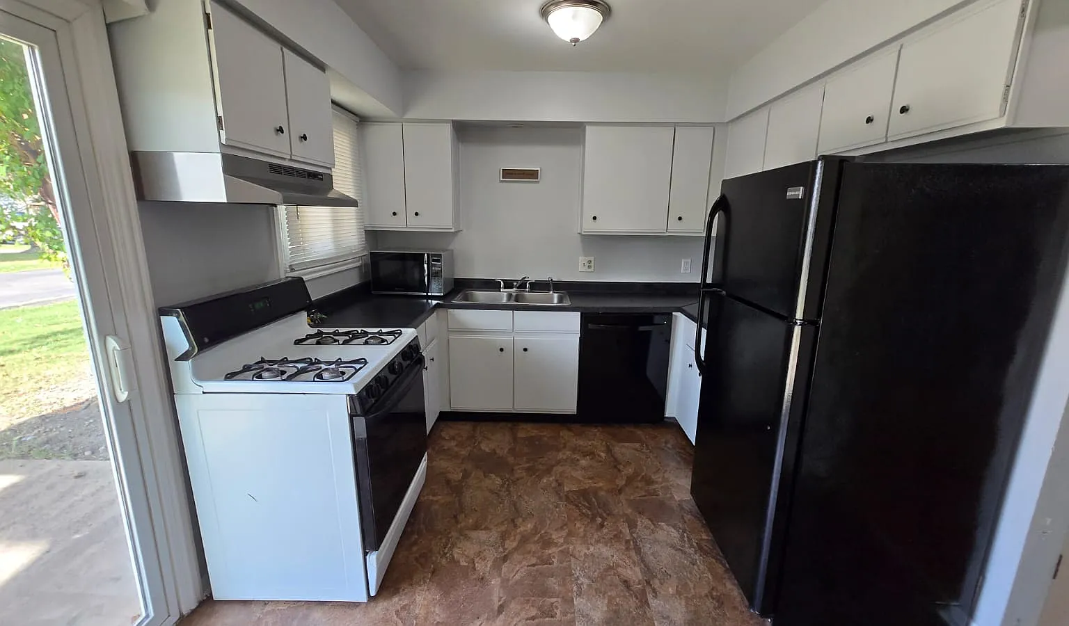 470 Echo Ln — Photo 2