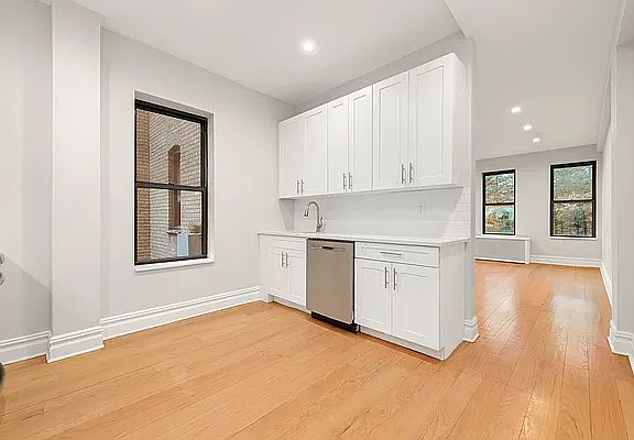 4th image of 961 Washington Ave APT 2H