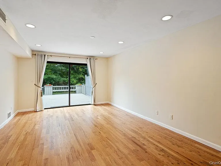 90 Foxwood Dr — Photo 6
