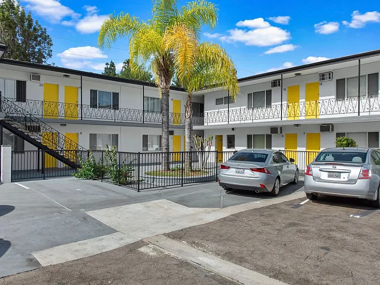 10926 Hortense St — Photo 5