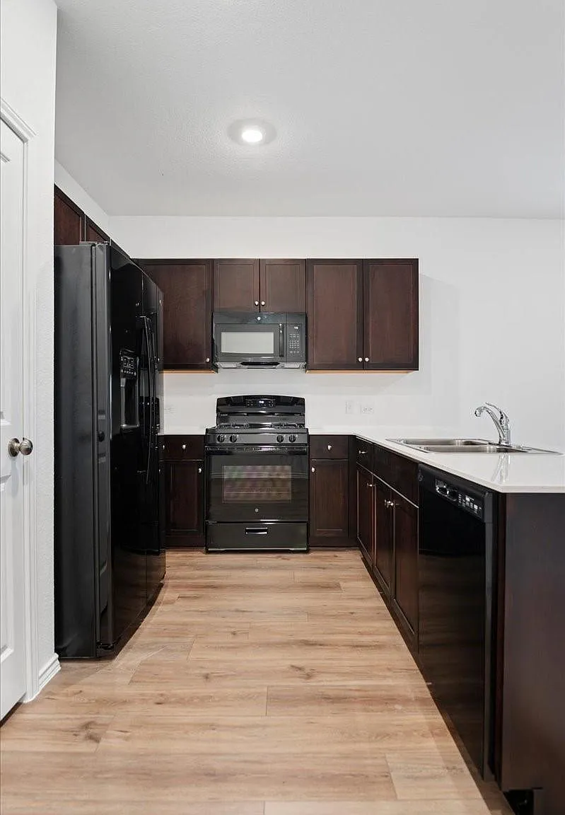 4 bed, 2.5 bath, 1856 sqft, $2,075 — Photo 2