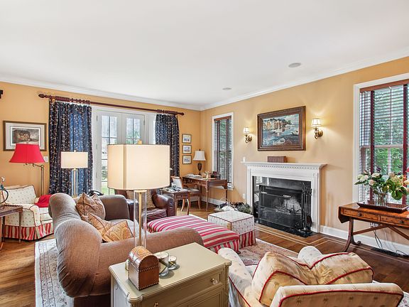 3rd image of 8 Fourteen Hills Ct