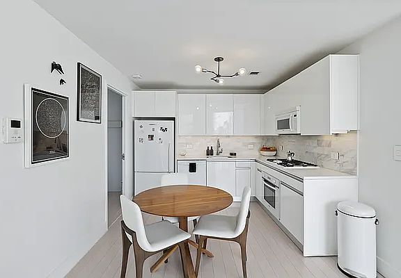 5th image of 904 Pacific St APT 404