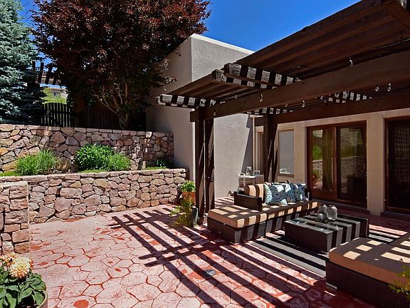Exterior Front Patio to Entrance