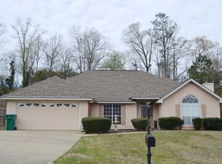 285 Crossgate Dr, Elmore, AL 36025