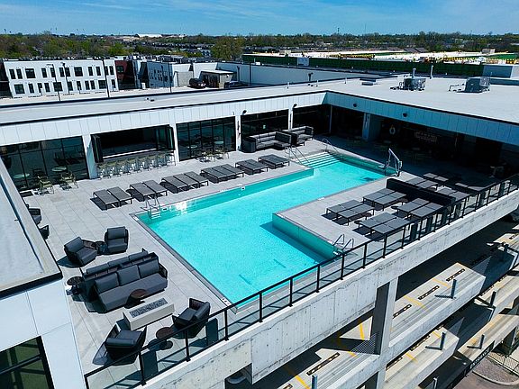 4th & 5th Roof Top Pool