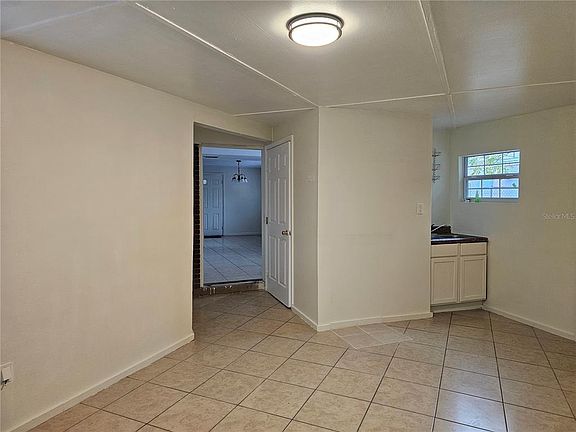 3rd image of 1040 Maxey Dr