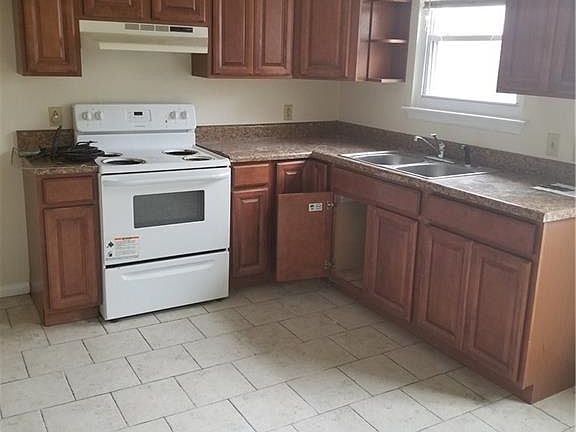 2nd image of 1418 W 26th St
