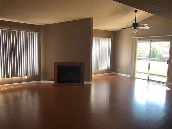 3rd image of 1846 N Vineyard Ave APT E