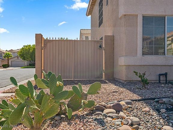4th image of 927 Sterling Thorn Ct