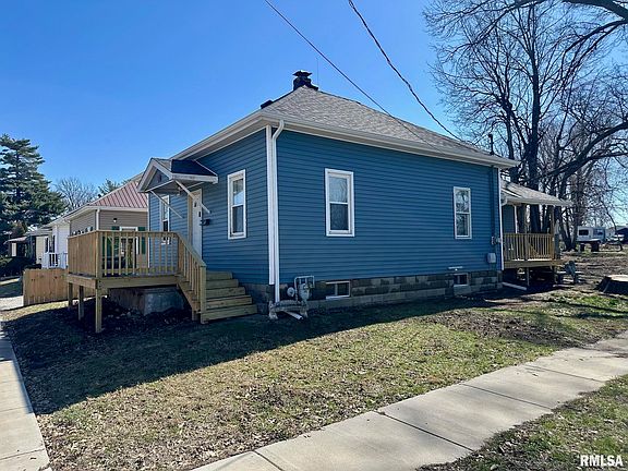 2nd image of 902 E Oak St