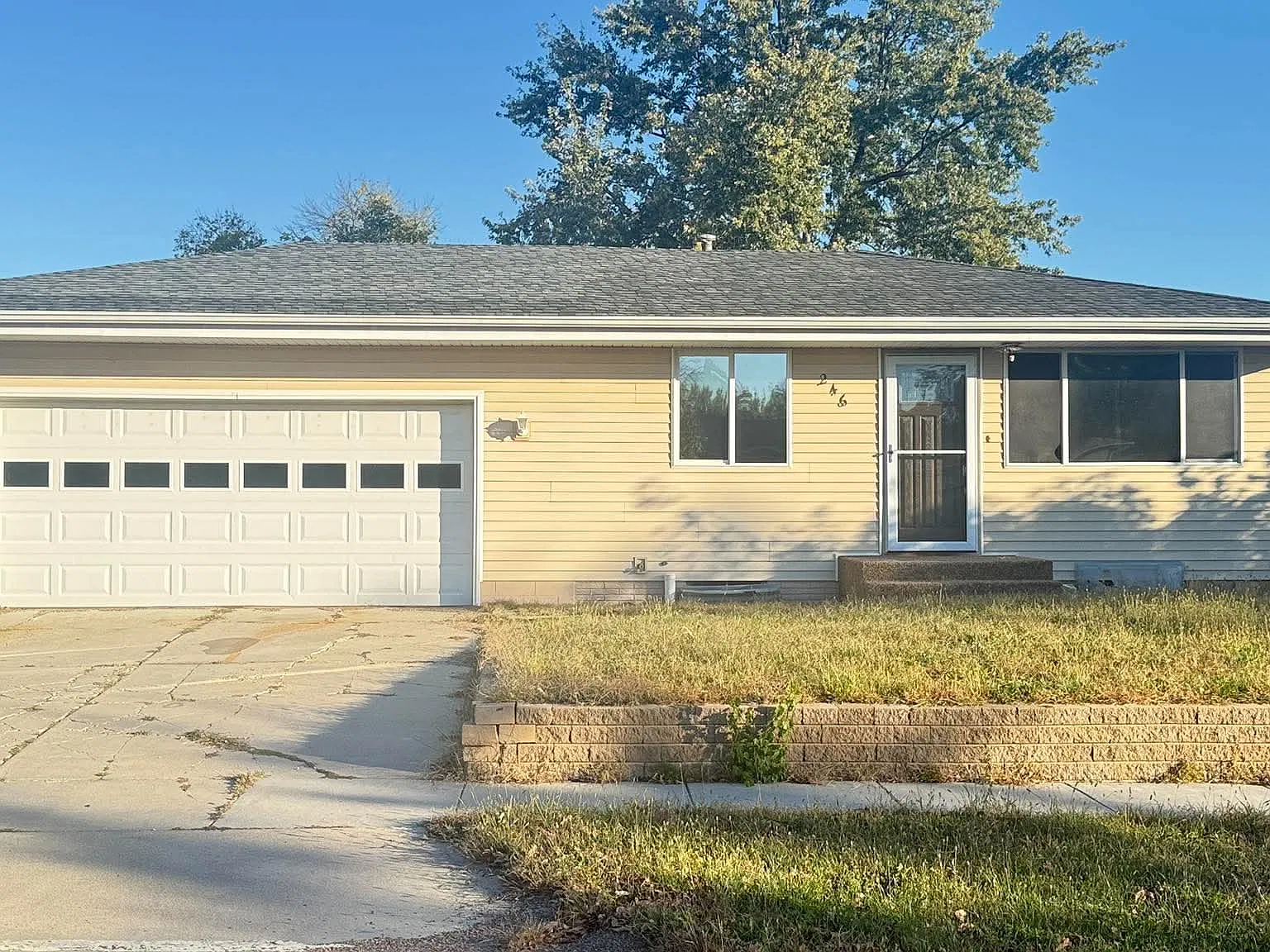 3 bed, 900 sqft, $1,900 — Photo 1