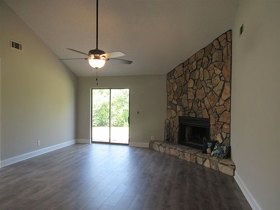 4th image of 209 Countrywood Trl