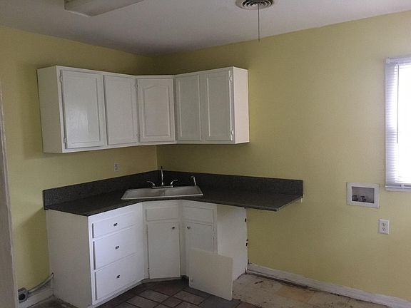 3rd image of 1906 Wolflin Ave