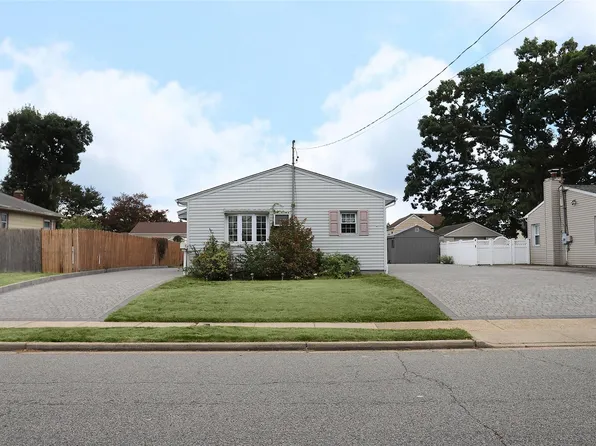 75 Park Lane, Massapequa, NY 11758