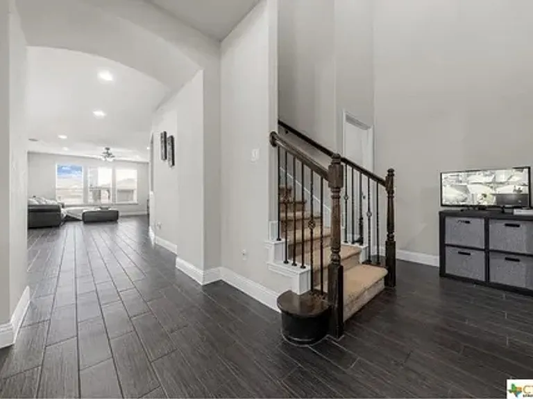 807 Old World Dr — Photo 7