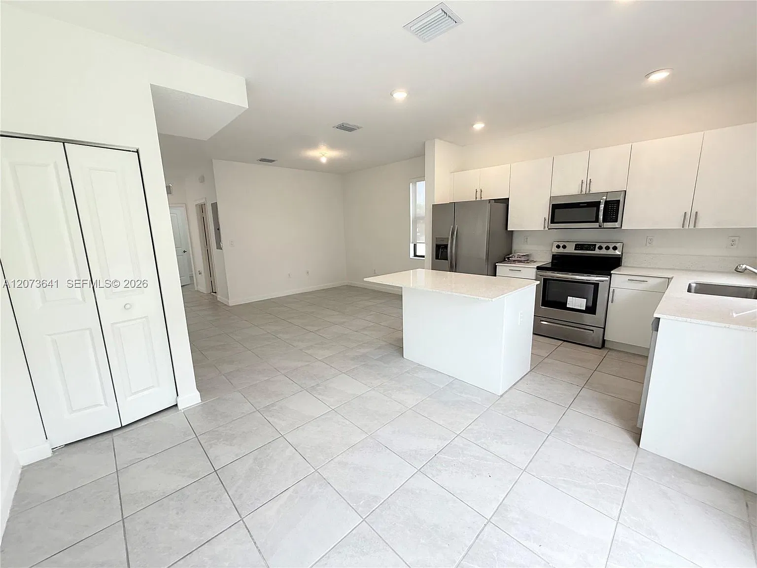 3 bed, 1328 sqft, $2,400 — Photo 4