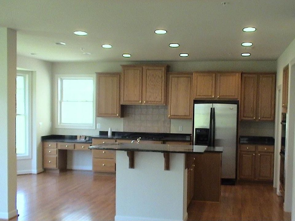 Awesome kitchen with eatin breakfast bar