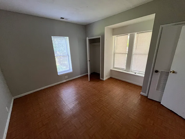 1024 Moulton St E — Photo 5