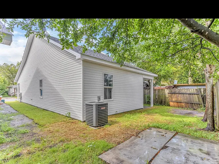 1317 Glenn St — Photo 9