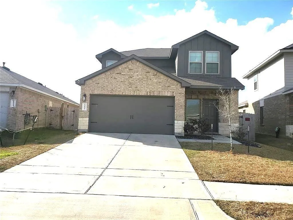 4 bed, 2.5 bath, 2214 sqft, $2,400 — Photo 2
