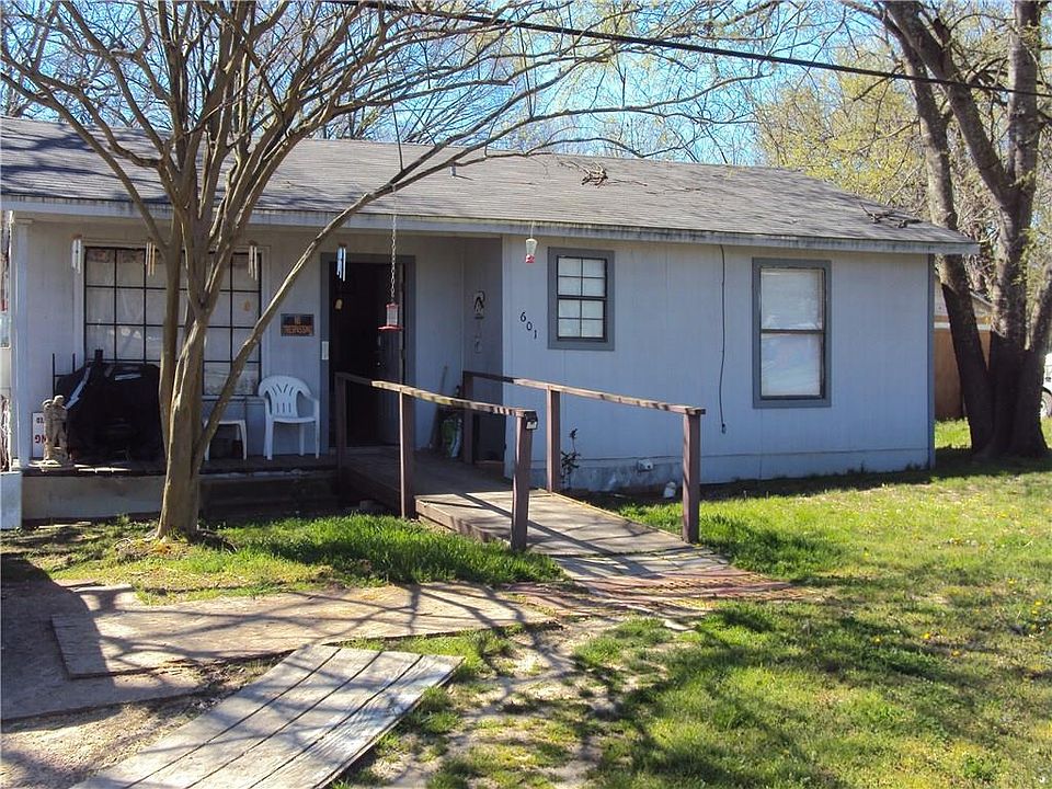 1st image of 607 N Houston St